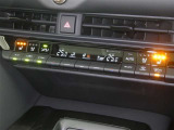 【オートエアコン】車内温度を感知して自動で温度調整をしてくれるのでいつでも快適な車内空間を創り上げます!どの席に座っても快適なドライブが楽しめます♪