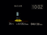 パーキングセンサーシステムは走行中に障害物が迫ると音と表示でお知らせ、低速走行時時の安心感を高めます
