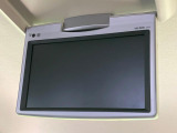 【フリップダウンモニター】大画面モニターで後席でもエンタメをお楽しみいただけます。小さなお子様にも大人気の装備です♪