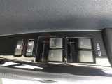 パワーウィンドウスイッチで運転席から全席の窓の開閉ができます。