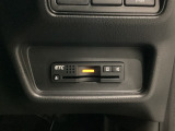 ハンドルの右下にETCがついています。高速道路の料金所の通過も楽々です!。 カードの取り出しもしやすい場所についています。