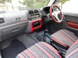 清潔感のあるクリーンな車内・ターボ 4WD 5MT リフトUP MT&クラッチ交換済み Aftermarketマフラー Aftermarket前後バンパー 後期ランドベンチャー純正16AW トラストグレッディインタークーラーキット 背面タイヤレス仕様