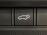 【パワーバックドア】スマートキーや運転席のボタンを押すだけでリアゲートが自動で開閉します!荷物を持っている時や、高い位置にあるバックドアを閉める際に便利な機能です♪
