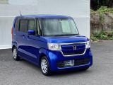 スライドドアなら狭い駐車場でもドアをぶつける心配がありません。ステップが低く乗り降りもしやすいです。【助手席側。電動スライドドア】ドアハンドを少し引くだけでリアドアが自動開閉します。