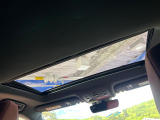 【サンルーフ】開放感たっぷりの希少装備、サンルーフが装着されています!車内に明かりを取り入れたり景色を楽しむ以外にも、車内の空気も簡単に換気できて快適です!