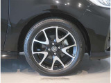 純正のアルミホイール装着車です。タイヤサイズは185/55R16です。