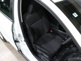 程よい硬さとホールド性が高いシートで長時間運転も快適です。