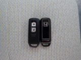 スマートキー標準装備です。キーをポケットに入れたままでもドアのロック&アンロックができ、雨の日や夜間、荷物の多い時に鍵穴を探さずに済むので大活躍です。
