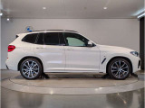 ☆BMWの前後重量配分50:50はエンジン自体をフロントタイヤよりも後ろにずらし、通常はエンジンルーム内に搭載される重量物であるバッテリーをトランクに移動させるなどして実現されています☆