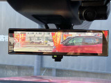 スマート・ルームミラーは、車両後方のカメラ映像をミラー面に映し出すので、同乗者や荷室の車内状況に影響されず後方視界が得られます。