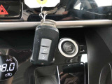 【プッシュエンジンスタート】鍵をカバンやポケットから入れたまま、スタートボタンでエンジン始動・停止をワンタッチで行えます!