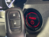 【Hondaスマートキー】カバンやポケットに入れたままでもドアの施錠・解錠が可能なスマートキーを装備。エンジンのオン・オフ時もカギを取り出す必要が無いからとっても便利です♪