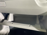 【グローブボックス】大容量のグローブボックスです!!車検証ケース他、日頃使う小物類の収納スペースもたくさんあります!