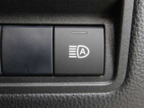 オートマチックハイビームとは、先行車や対向車のライトを認識し、ハイビームとロービームを自動で切り替える機能です。夜道の視界を確保します。詳細は販売店スタッフまでおたずねください。