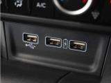 USB接続、スマートフォンの充電等にも便利なUSBチャージャーも使いやすい場所に装備されています。