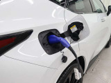 充電方法はAC200V/16Aの普通充電(専用の配線工事が必要)に加え、家庭の配線をそのまま利用しての充電が可能なようにAC100V/6Aの普通充電にも対応しています。