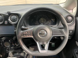 インテリアに合わせたデザインのステアリングは、運転される方のことも考え、運転しやすい形状、大きさです。是非一度、実際に触ってお確かめください。