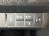 ハンドルの右側にはヘットライトリベライザーとHondaセンシング用のメインスイッチがついています。ヘッドライトリベライザーは道路状況や積荷の加重に応じてライトの高さを調節できます。