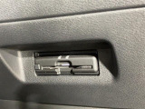 【ETC】有料道路を利用する際に料金所で停止することなく通過できる、ETC車載器(ノンストップ自動料金収受システム機器)が装備されています。セットアップを行うことで利用可能になります。