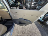 乗降性の高さも売りのひとつで、高めのヒップポイント、約90度までフルオープンできるドアなどで、車内外へスムーズに移動可能。