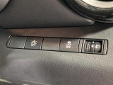 【衝突軽減ブレーキ(衝突軽減装置)】運転中に他のクルマとの衝突の危険をシステムが検知したとき、ブザーやブレーキが作動し、衝突被害軽減をサポートします!機能には限界があるためご注意ください。