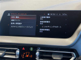 マットブラックにホワイトのLIBERALAのロゴの建物と看板が目印です。