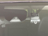 【エマージェンシーブレーキ】走行中に前方の車両等を認識し、衝突しそうな時は警報とブレーキで衝突回避と被害軽減をアシスト。より安全にドライブをお楽しみいただけます。