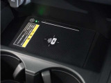 ◆ワイヤレス充電器◆ワイヤレス充電規格Qiに適合した機器を充電エリアに置くことで使用できます。