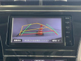 バックモニター付きです。車の後方に小型カメラが付いており、バックする際の後方の様子をモニター上に表示します。
