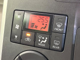 【オートエアコン】一度お好みの温度に設定すれば、車内の温度を検知し風量や温度を自動で調整。暑い…寒い…と何度もスイッチ操作をする必要はありません。快適な車内空間には必須の機能ですね♪