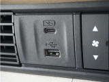 スマートフォンの充電等にも便利なUSB電源ソケット等も使いやすい場所に装備されています。