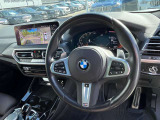 【ハンドル】ドライバーとBMW車の一体感がダイレクトに伝わるステアリングホイール。形状・太さへの拘りに加えて、操作性を高める為にスイッチ類も配置。クイックかつ安定のドライビングを体感下さい!