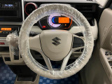 【ハンドル回り】インテリアに合わせたデザインのステアリングは、運転される方のことも考え、運転しやすい形状、大きさです。ぜひ一度、実際に触ってお確かめください。