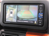 パノラミックビューモニター付きです。車両を上から見たような映像をナビゲーション画面に表示。運転席からの目視だけでは見にくい、車両周辺の状況をリアルタイムでしっかり確認できます。