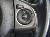 【クルーズコントロール】ステアリングの右側には高速道路で威力を発揮するオートクルーズの操作スイッチががついています。手元で操作ができるので、安全に運転できます!