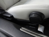 運転席シートは、前後調整とリクライニング調整が可能です。