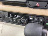 【オートエアコン】一度お好みの温度に設定すれば、車内の温度を検知し風量や温度を自動で調整。暑い…寒い…と何度もスイッチ操作をする必要はありません。快適な車内空間には必須の機能ですね♪