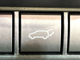 【パワーバックドア】スマートキーや運転席のボタンを押すだけでリアゲートが自動で開閉します!荷物を持っている時や、高い位置にあるバックドアを閉める際に便利な機能です♪