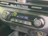 【オートエアコン】一度お好みの温度に設定すれば、車内の温度を検知し風量や温度を自動で調整。暑い…寒い…と何度もスイッチ操作をする必要はありません。快適な車内空間には必須の機能ですね♪