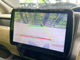 【バックカメラ】駐車時に後方がリアルタイム映像で確認できます。大型商業施設や立体駐車場での駐車時や、夜間のバック時に大活躍!運転スキルに関わらず、今や必須となった装備のひとつです!