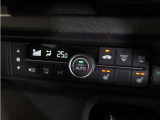 【オートエアコン】温度を設定すれば自動で快適な車内温度を保ちます。エアコン内部の高性能脱臭フィルターで車内のアレルゲンや花粉を除去。