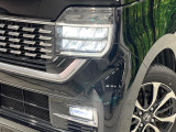 【LEDヘッドライト】悪天候や夜間走行時も良好な視界を確保し安心して運転できる高輝度LEDヘッドライトを装備!点灯速度が早く、消費電力も抑えられています。