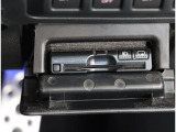 オプションのビルトインカバーで運転席右側にすっきり収納されております!