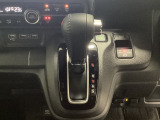 CVT車のセレクトレバーです。低速から高速まで、変速ショックのないスムーズな走りと、エンジン効率のよい領域を維持して燃費にも貢献します。サイドブレーキはスイッチ操作の電子制御パーキングブレーキです。