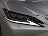 LEDヘッドランプにはアダプティブハイビームシステム「AHS」を採用。光検出カメラで車両検出をし、先行車や対向車に直接ハイビームを当てないように部分遮光します。