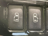 【両側パワースライドドア】スマートキーや運転席のスイッチで後席両側スライドドアの開閉が可能♪電動だから力を入れてドアを開ける必要が無く、小さなお子様でも簡単に開け閉めでき快適です♪