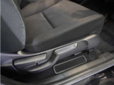 【ハイトアジャスター】レバーの上下操作だけで、座面を運転しやすい高さへ簡単に調節できます。