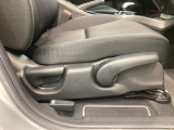 シートハイトアジャスターが付いているので運転姿勢を調整するのに便利ですね。身長に合ったシートポジションは安全運転や疲労軽減にもつながります。