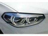 【LEDヘッドライト】先進のテクノロジーを採用し、照射される白色光の周波特性は太陽に近く、自然な明るさで夜道を明確に照らし出します。夜間はもちろん悪天候の日中でも優れた視認性を発揮し、安全性を高めます。