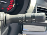 【オートライトシステム】車外の環境に合わせてライトを点灯します。トンネル入り口では瞬時に点灯するなど、点灯、消灯を車外の明るさに応じて行います。
